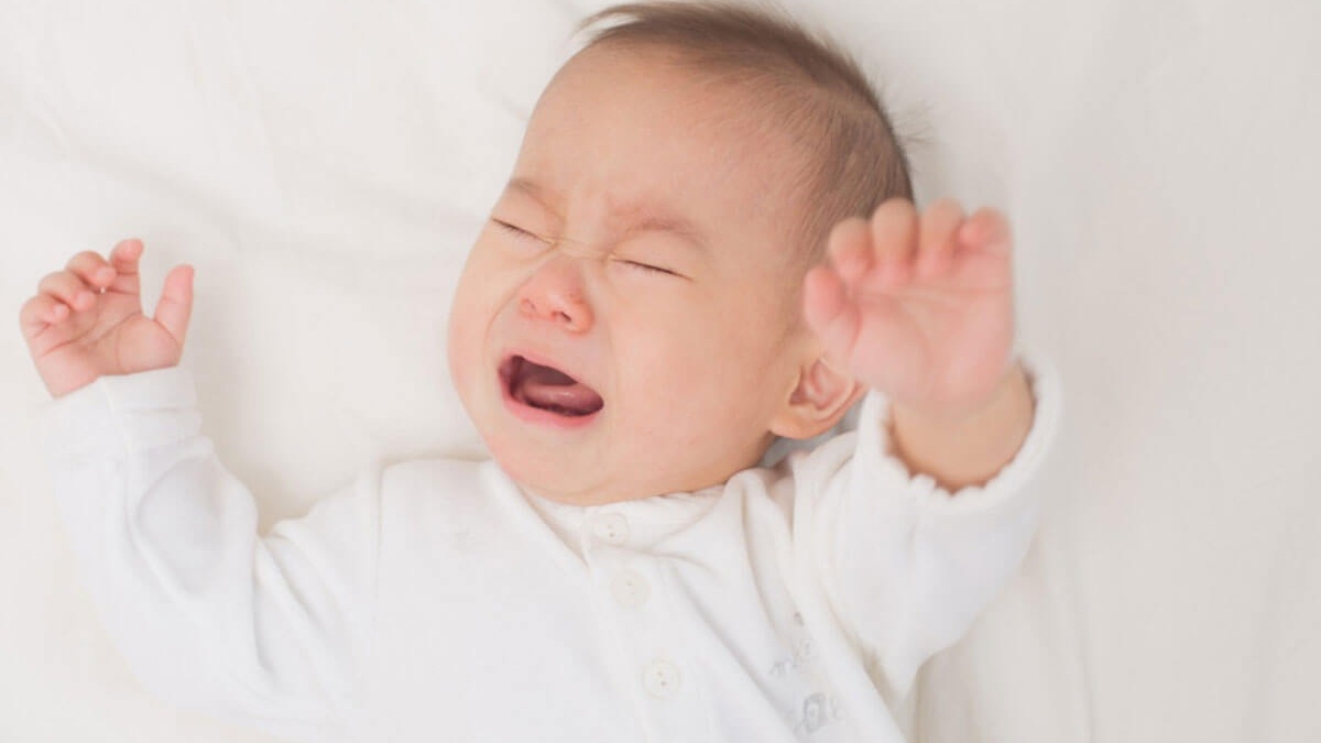 trẻ sơ sinh ngủ hay bị giật người