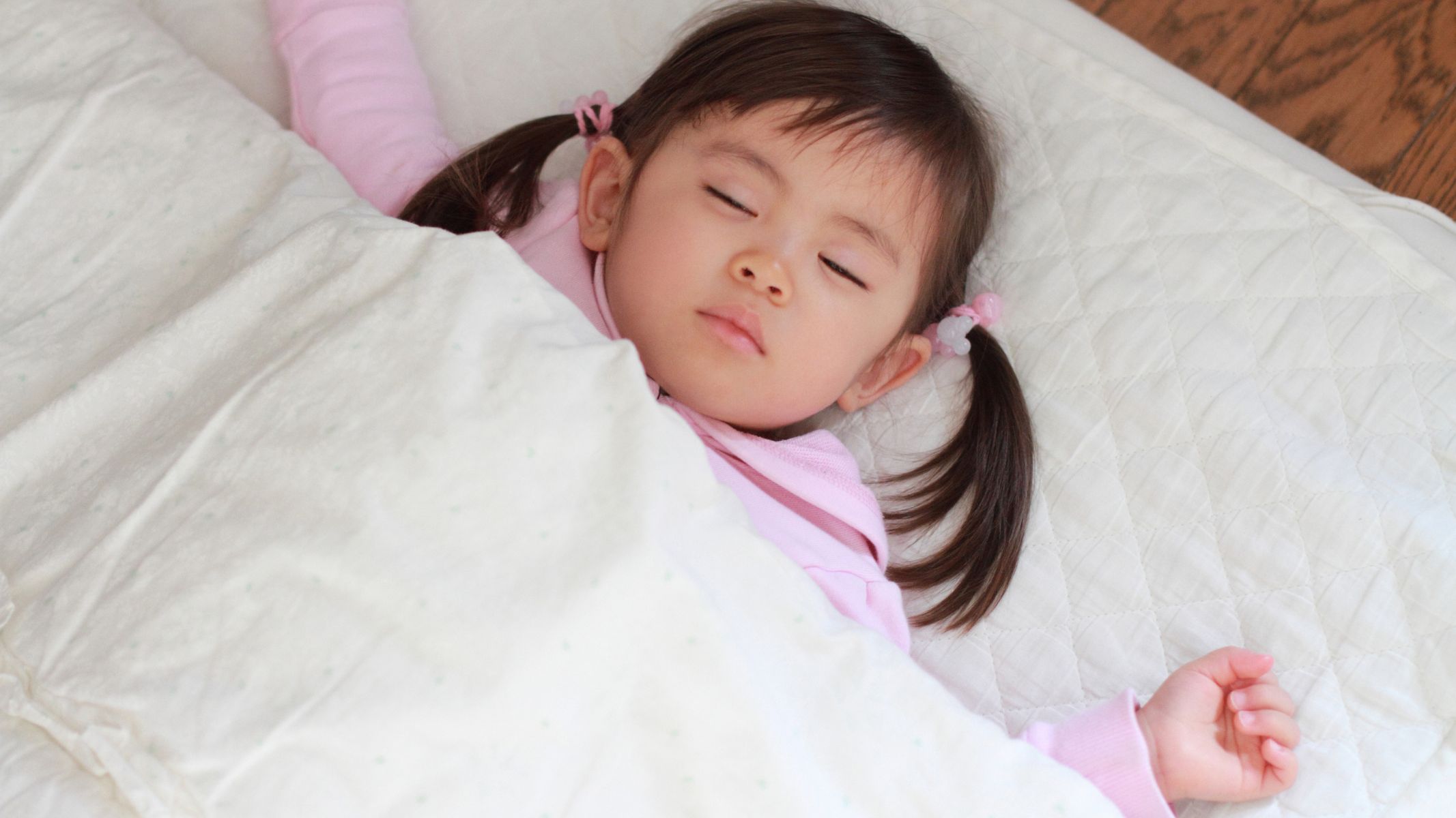 trẻ ít ngủ ban đêm