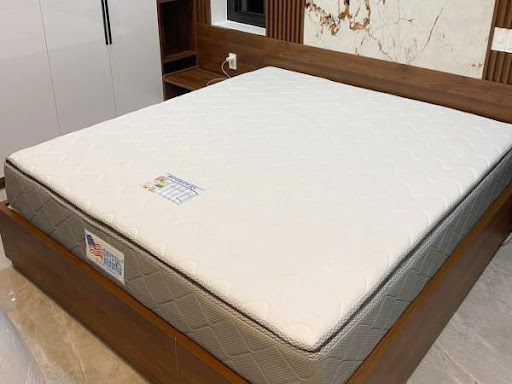 Người hay trở mình có nên nằm nệm lò xo không