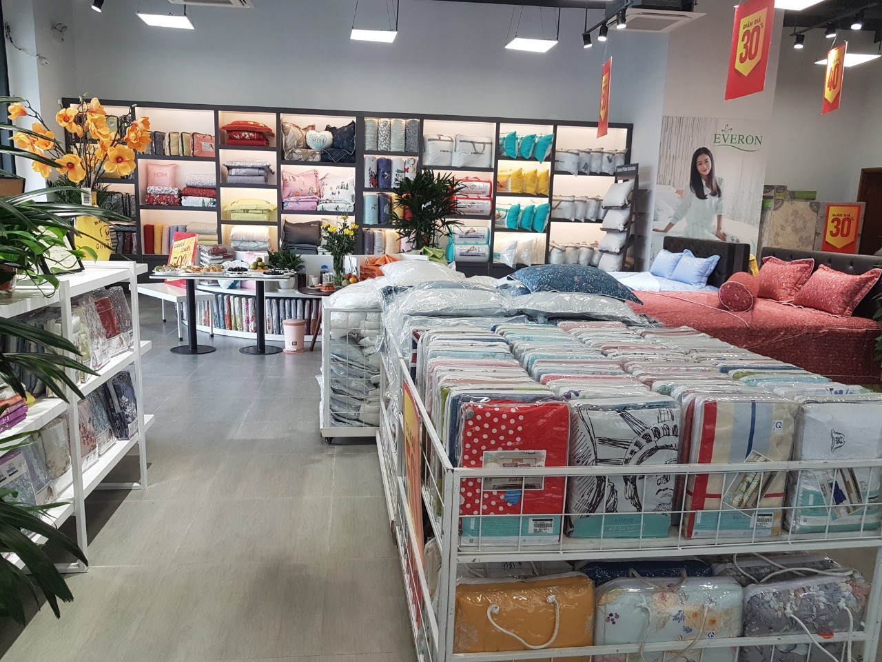 Nên mua nệm online hay tại showroom