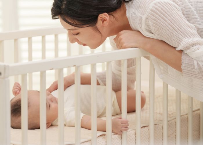 Trẻ sơ sinh nằm gối lõm được không