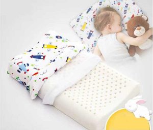 trẻ mấy tháng nằm gối cao su non